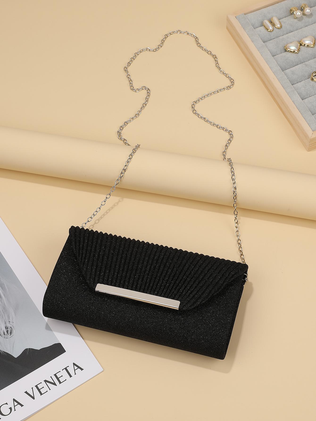 

The fashionable shell-patterned chain single-shoulder bag with metal magnetic buckle is a versatile wedding banquet hand-hel