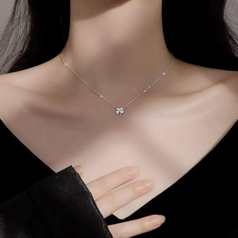 Diamond-Inlaid Four-Leaf Clover Necklace: Elegant, Versatile Clavicle Chain with a Unique, Cool Style.
