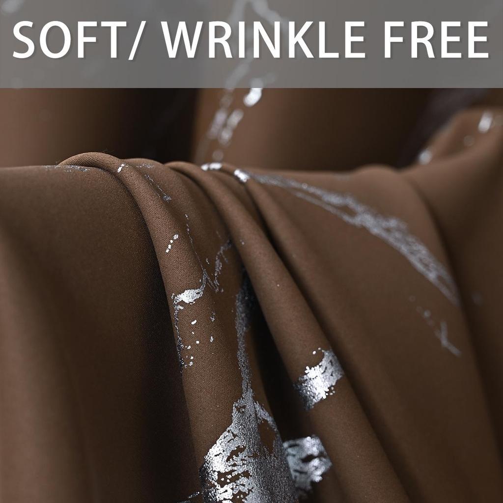 Czarno-białe zasłony zaciemniające z nadrukiem w srebrne wzory marmurowe, o wysokiej precyzji, do ochrony przed słońcem w salonie