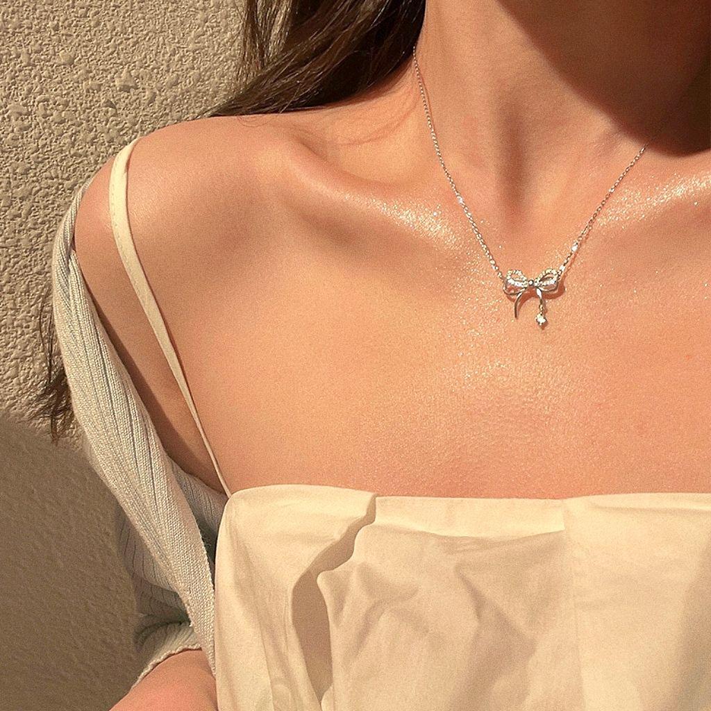 

Bowknot Clavicle Chain: Women s Luxury Summer Necklace with Versatile, Elegant Design