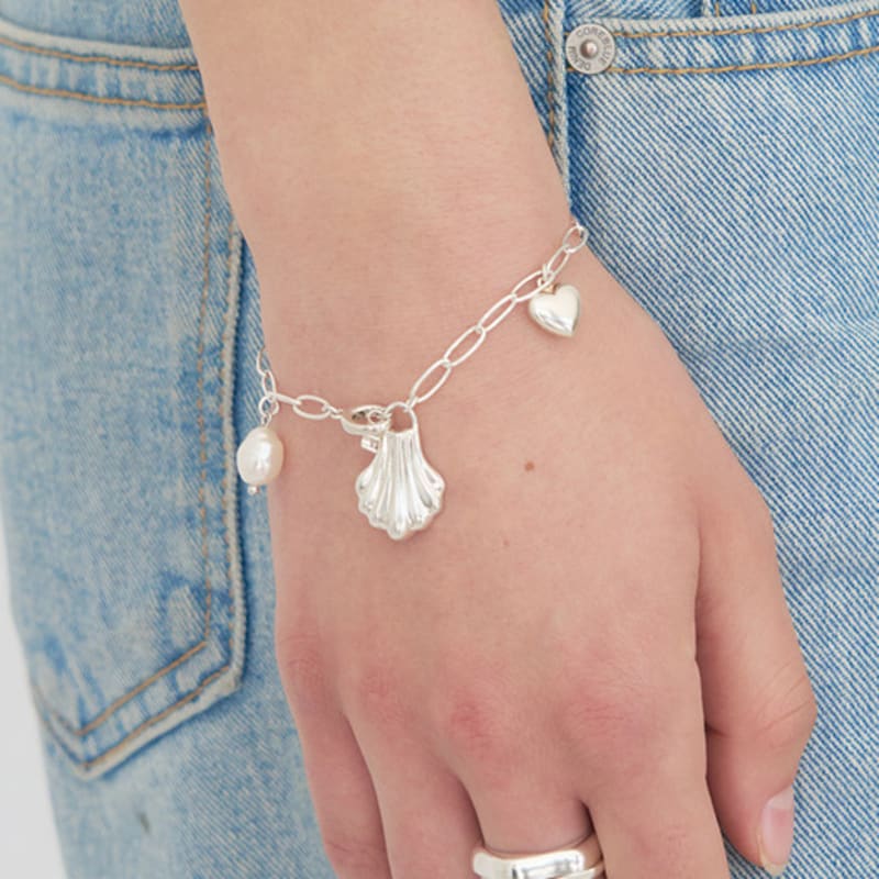 

STILL INSTANT Shell Story Charm Bracelet B02