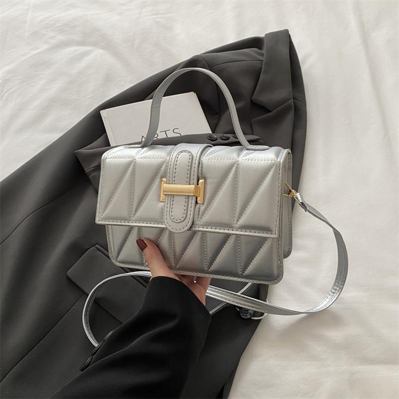 

Популярная сумка женская 2025 новая весна и лето высококлассная сумочка модная на плечо мессенджер маленькая квадратная сумка серебряный