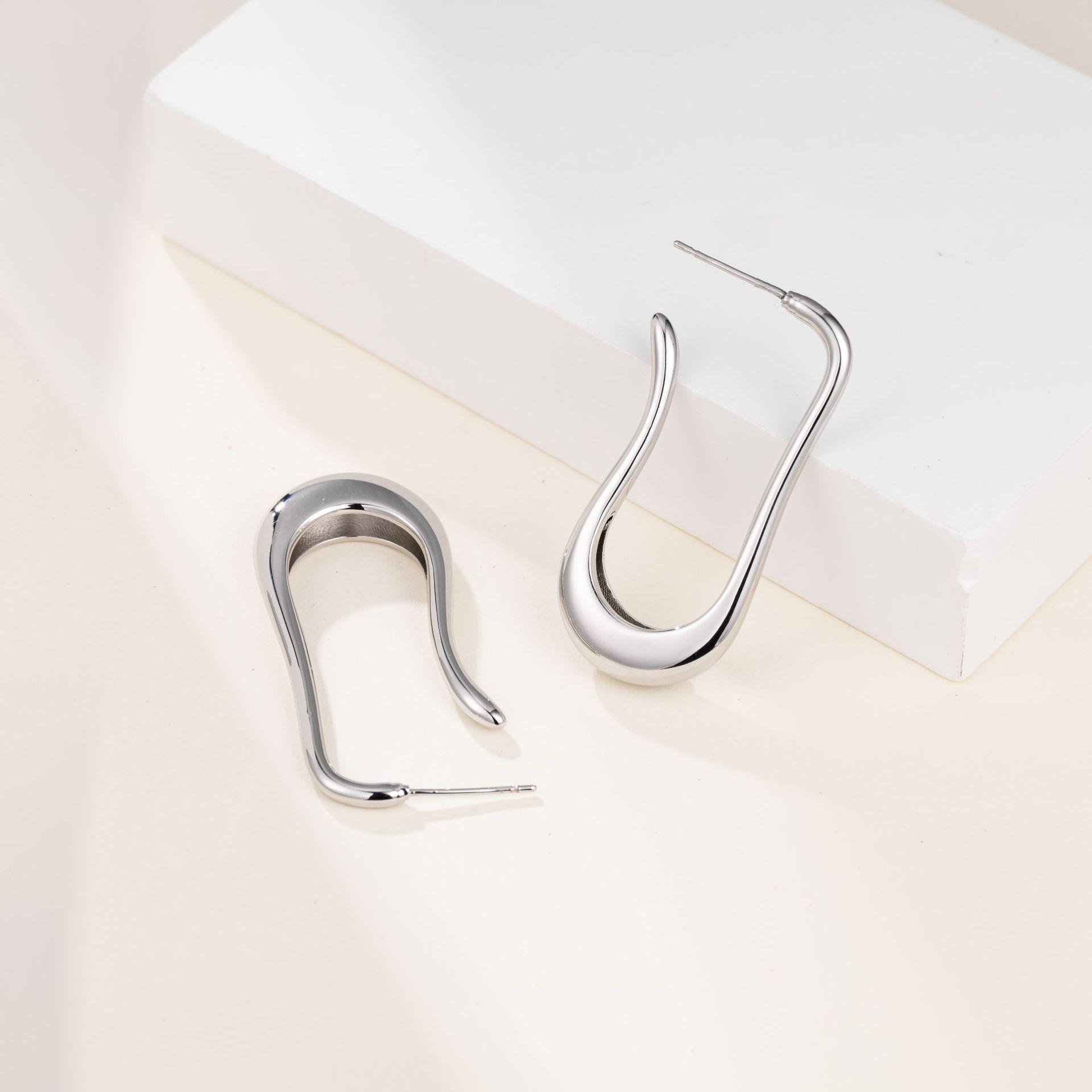 

Двухцветные серьги в европейском и американском стиле высшего качества: Игла из серебра 925 пробы и медного сплава в золоте и серебре.