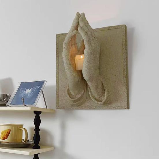 Modlící se ruka Svícen Pryskyřičný materiál Symbol víry Emoce Teplo