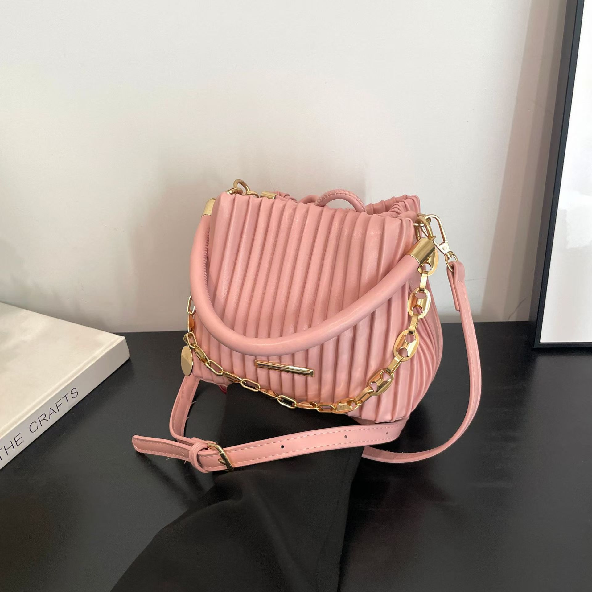 

Женская сумка-ведро High Sense Niche Bucket, смятая, в иностранном стиле, сумка-мессенджер, женская сумка для переноски вручную розовый