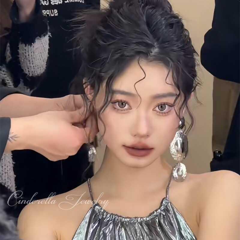 

Смелые геометрические серьги-кисточки из металла в европейском и американском стиле – эффектные свадебные аксессуары.