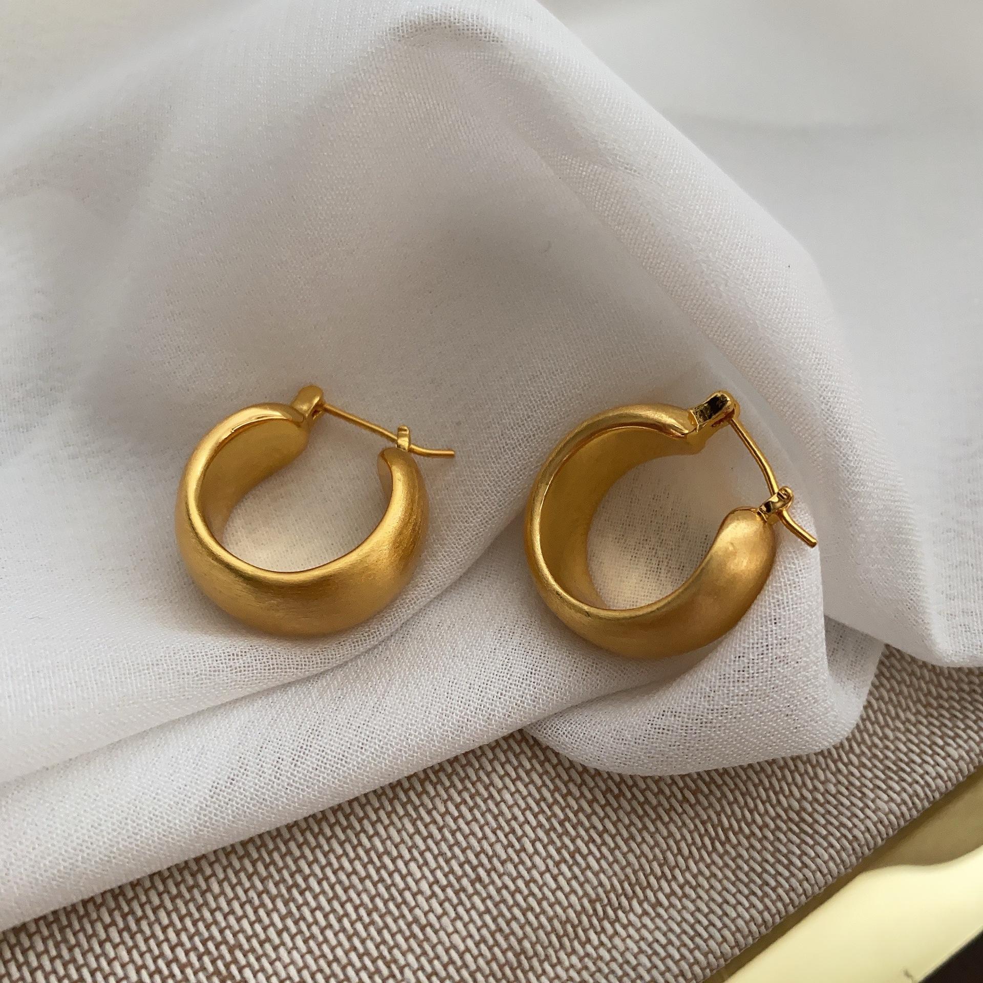 

Hand brushed matte simple earrings versatile niche design high sense viral trends non-collision trendy earrings women