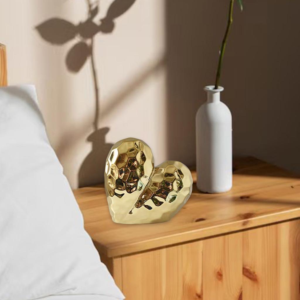 Moderní keramická soška ve tvaru srdce jako ozdoba do obývacího pokoje s keramickým a symbolickým významem lásky