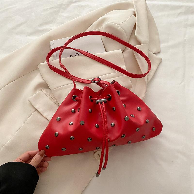 

Мода осень-зима 2025, женская сумка-ведро с заклепками и вырезами под мышкой, простая и универсальная, портативная, на одно плечо, хозяйственная сумка красный