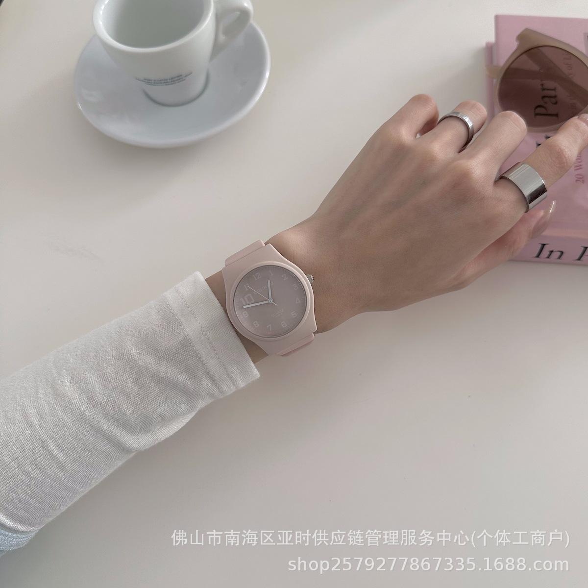 Fashion Accessorie Women's Green Wind Round Candy Color Silicone Watch Junior High School College Wind Examination Civil Servant Quartz Watch