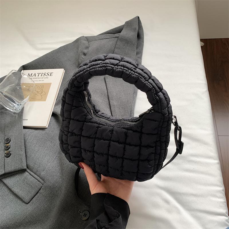 

Niche bag women s new lightweight and versatile messenger bag pleated portable small bag dumpling bag чёрный