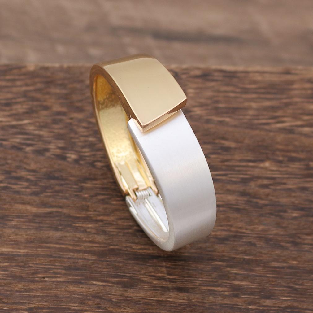 

Brushed Wide Asymmetric Cuff Bracelet золотой