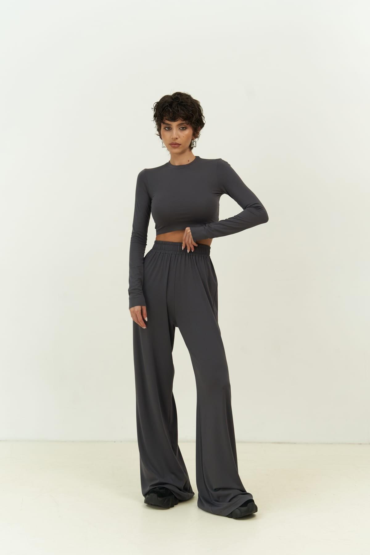 

Комплект укороченных брюк антрацитового цвета с длинными рукавами Jany