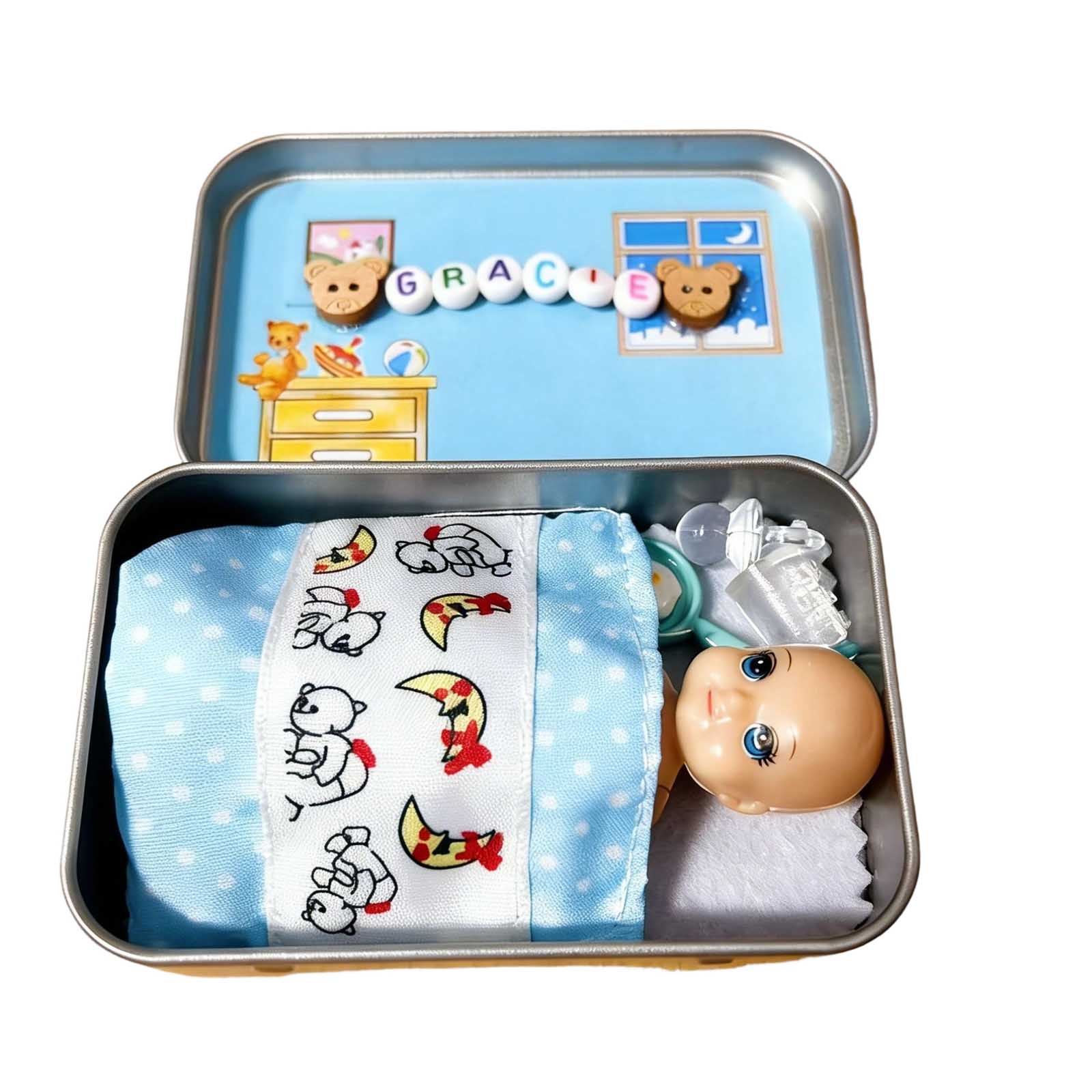

Portable Tin Box Doll Playset, Travel Doll With Bedding & Accessories, Personalizable Pretend Play Toy For Kids One Size синий