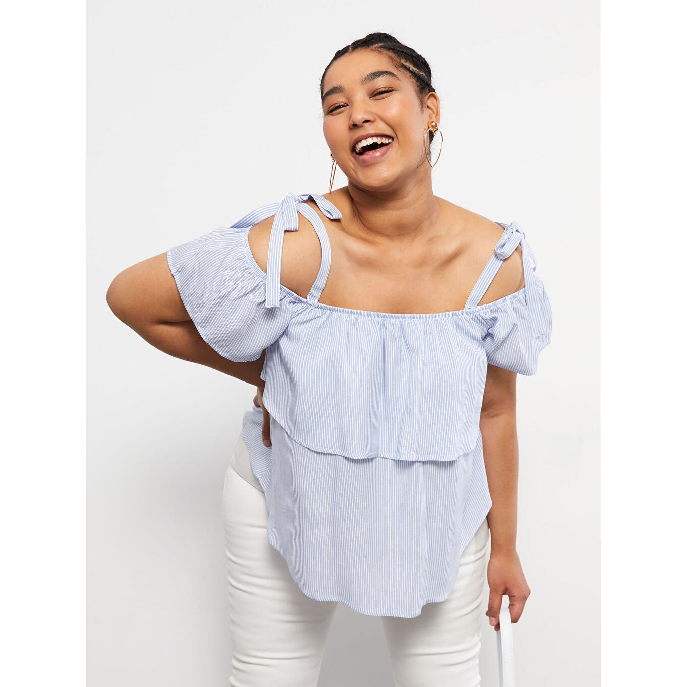 

Женская блузка из вискозы с коротким рукавом в полоску большого размера с вырезом лодочкой синего цвета