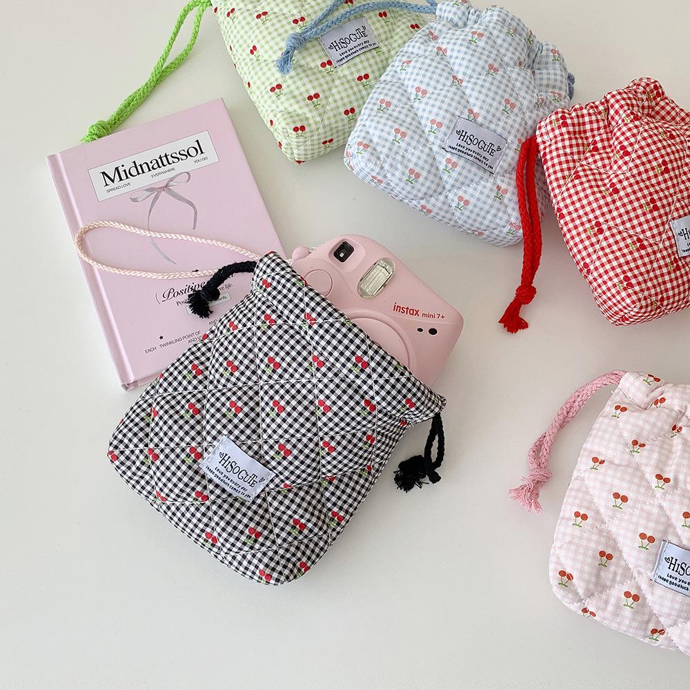 Hochwertig aussehend Mini Kirsch karierte Kordelzug Kosmetiktasche, Baumwoll gesteppte Kordelzug Geschenktasche für Damen und Mädchen