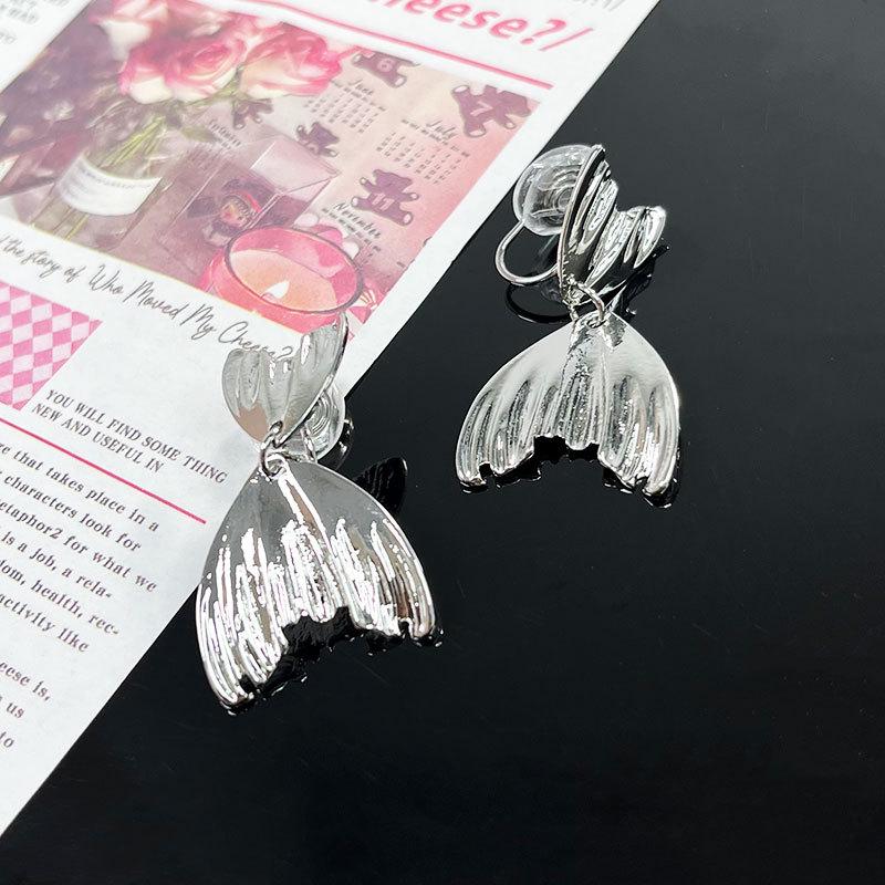 Korean Style Retro Pearl Ear Clip for Women - Mosquito Coil Holder, No Piercing, High-End, Fashionable and Versatile Luxury Earrings