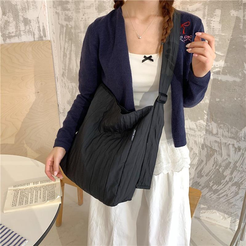 Cloth bag women's large-capacity new summer versatile pleated shoulder bag leisure student class tote bag