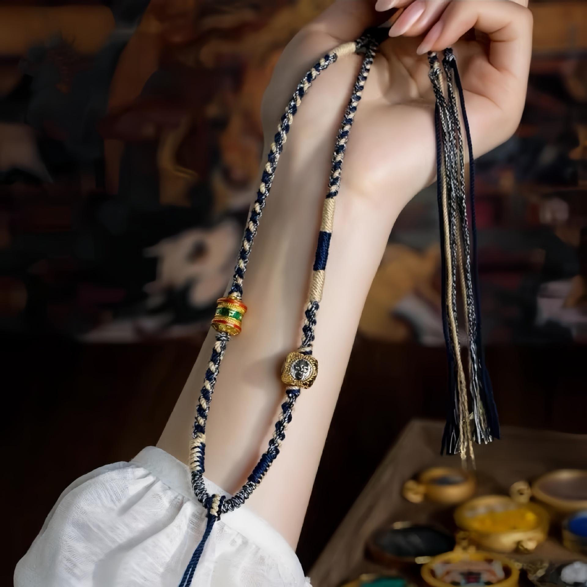 

Тибетская подвеска Тханка ручной работы с шестислоговой мантрой на хлопковом шнурке