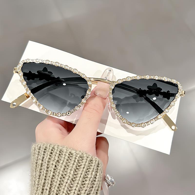 New trendy diamond sunglasses for women fashionable travel party eyewear with sparkling crystals personalized style