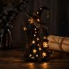 Innenregal Dekoration Halloween Hexenlampe, Leuchtende Figur mit Besen und Laterne, Spukige Gothic Harz Nachtlicht für Tischplatte Zuhause