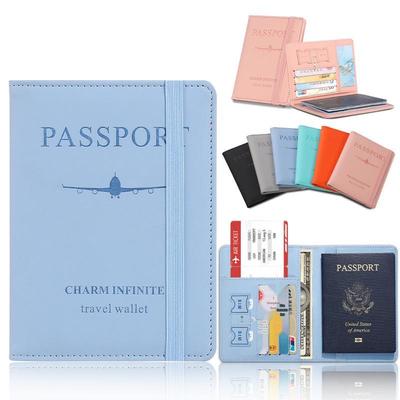 Set composto da copertina per passaporto con personaggi dei cartoni animati e porta carte di viaggio multifunzionale.