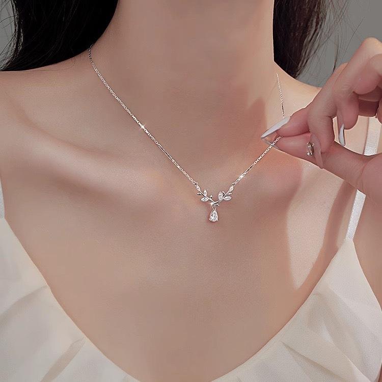 Lorbeer-Wassertropfen-Halskette für Damen, neues leichtes Luxus-Nischendesign, hochwertige, modische und vielseitige Schlüsselbeinkette mit Blättern