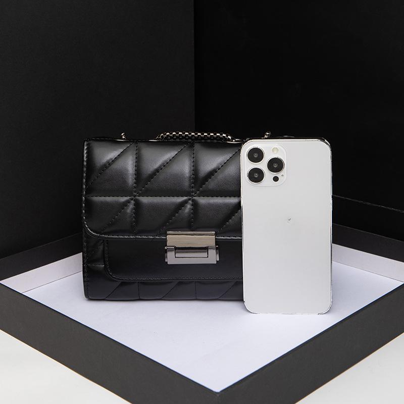 Hong Kong Style Retro Women's Crossbody Bag  New Fashionable and Versatile Chain Bag  Fashionable Diamond Shoulder Bag