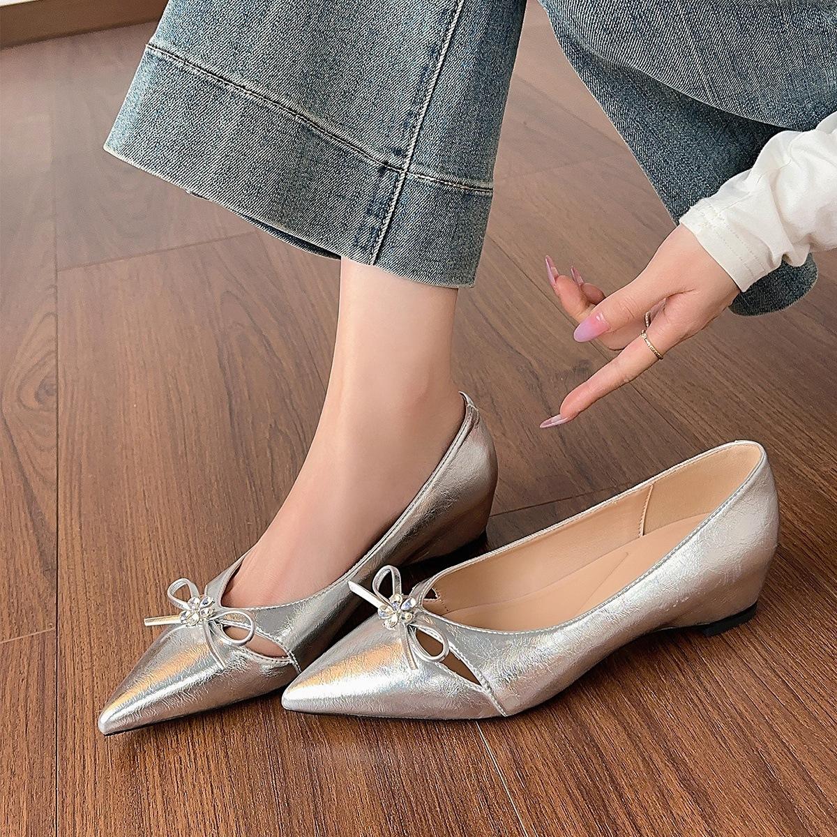 

Silver rhinestone pointed head shallow mouth single shoes women s 2025 new inner height-increasing slope heel flats, beautiful bow women s shoes 35