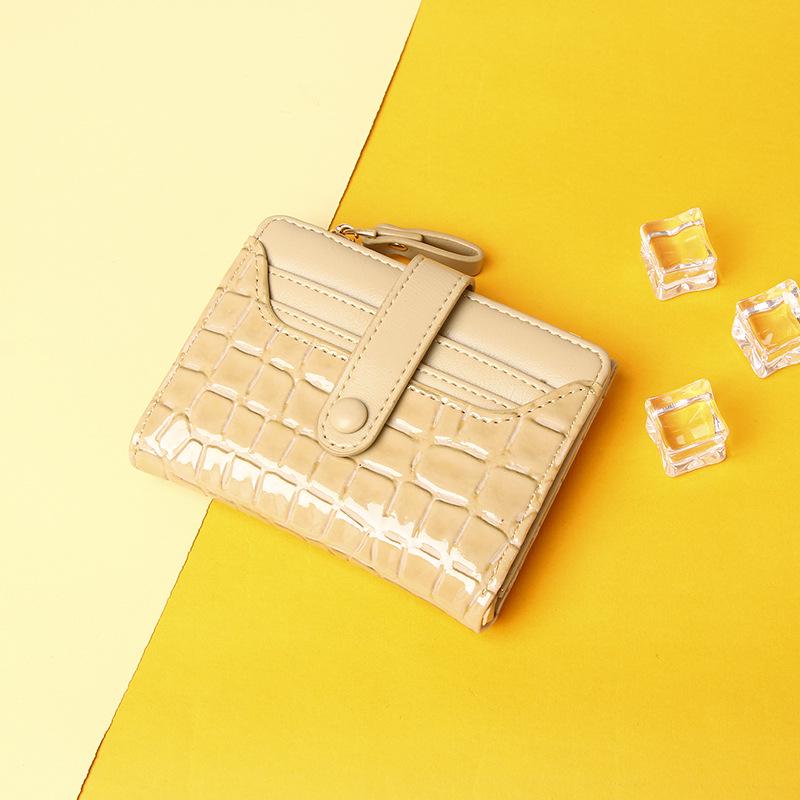 Retro Crocodile Pattern Ladies Short Wallet with Multi-Card Slots and Coin Purse.