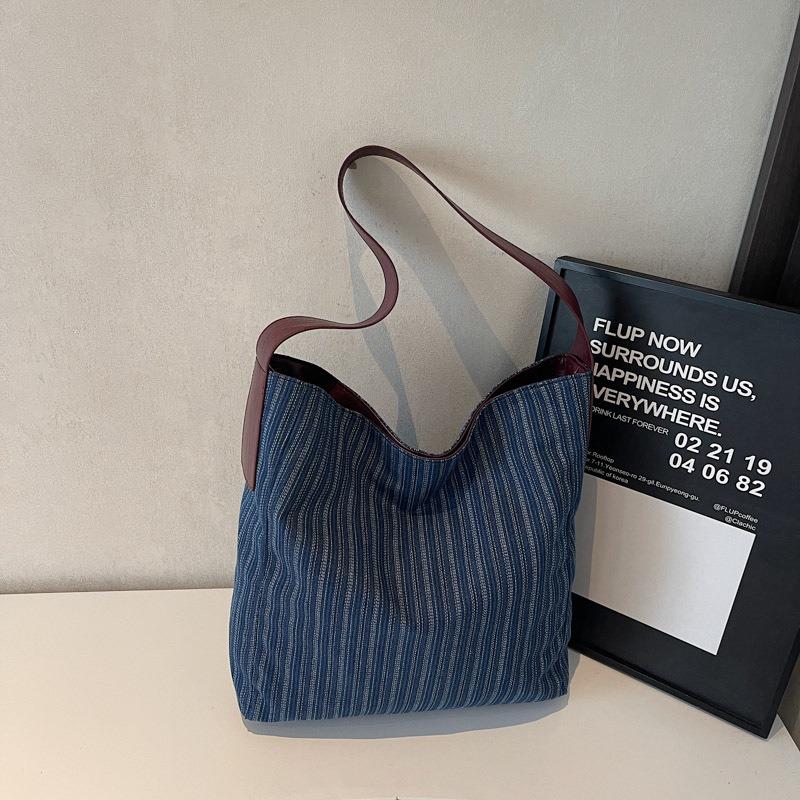 Women's new summer simple stripes, fresh and simple literary class commuting shoulder handbag