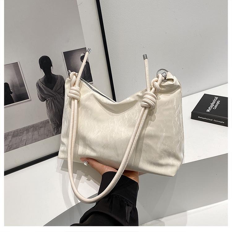 

Популярная в этом году корейская сумка-тоут через подмышку для женщин 2024 года, новая универсальная вместительная сумка-тоут для студентов белый