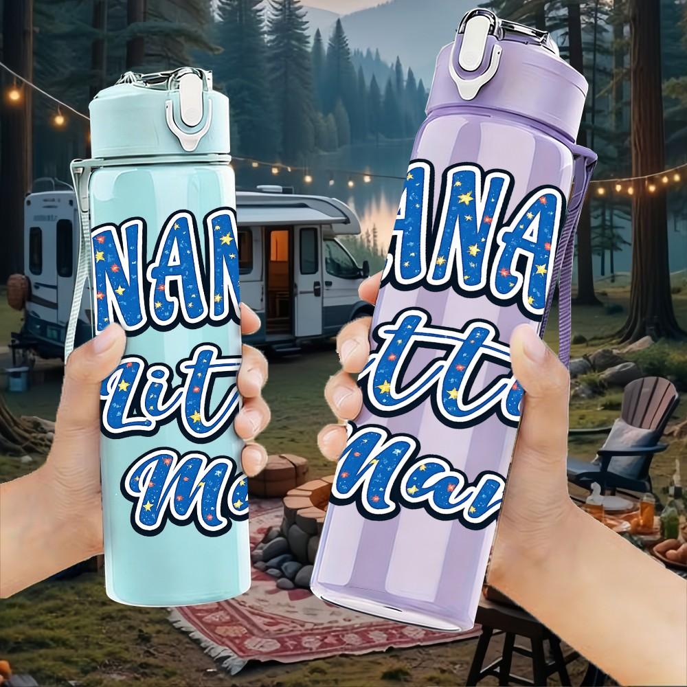 1PC Nana Little Man Slogan Print 750ml Color Plastic Sports Water Bottle Leakproof Flip Straw Lid Suitable for Sports Office Home Use
