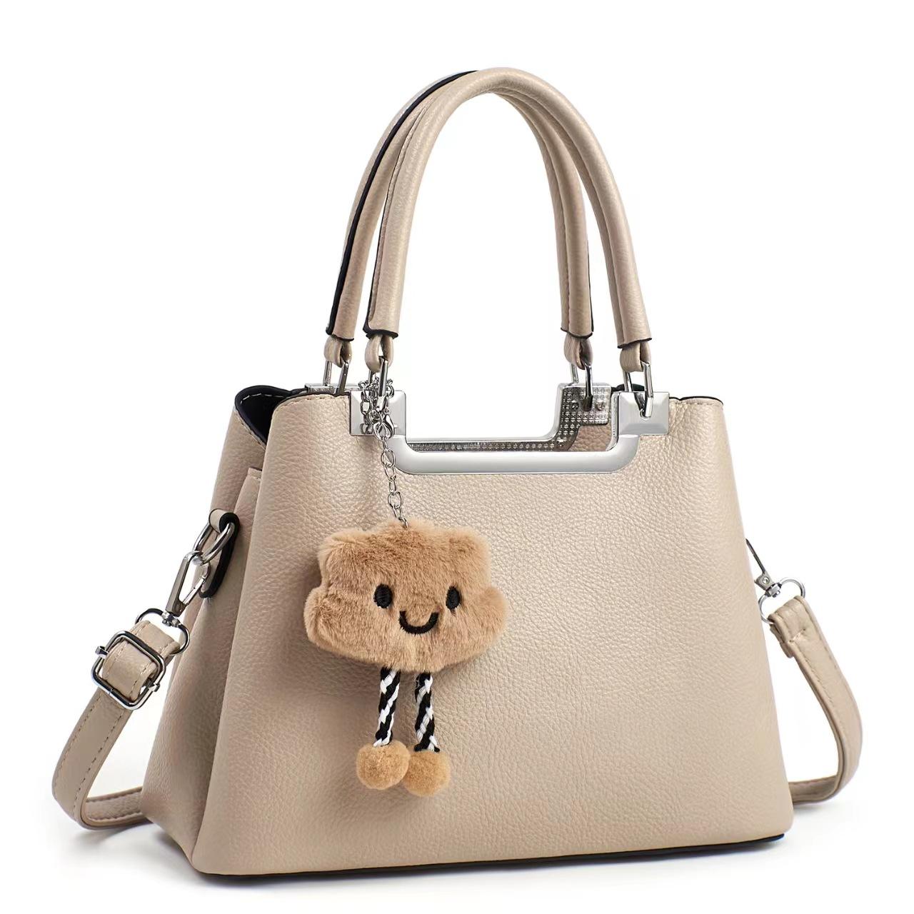 

С мультяшным кулоном, продвинутое чувство атмосферы, мягкая, прочная, модная, изысканная, легкая, для поездок на работу, для улицы, для пляжа, кроссбоди, на плечо, сумочка хаки