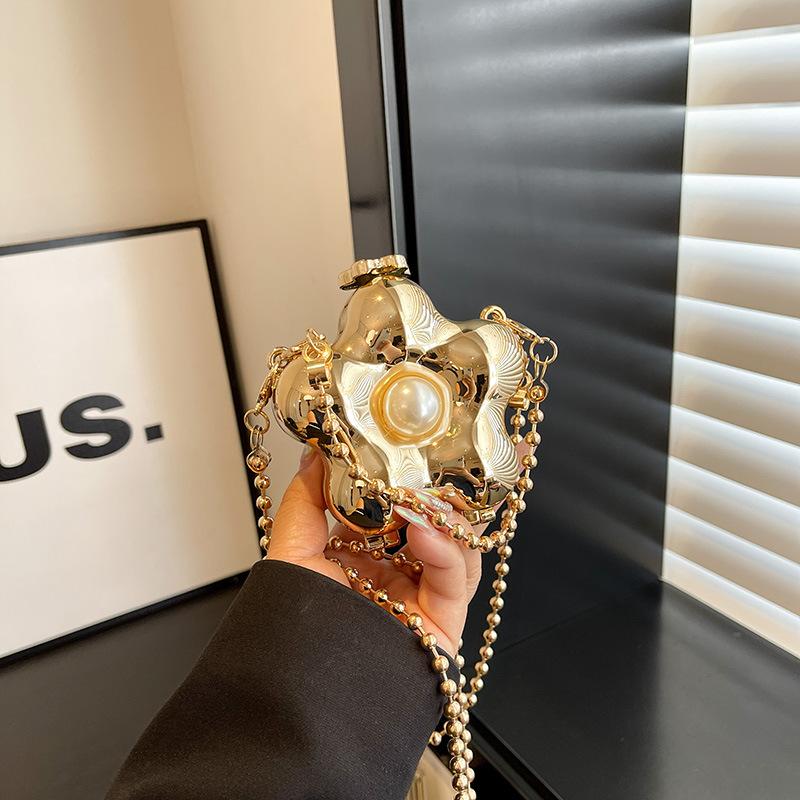 

2025 New Acrylic Flower Bag European and American Fashion Niche Design Versatile Ladies Chain Crossbody Dinner Bag срібний