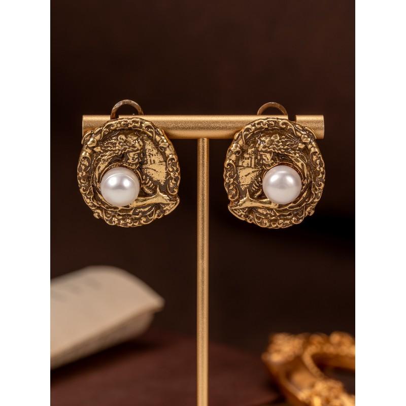

Medieval Vintage Relief Figure Studded With Pearl Earrings Retro Versatile Mantou Fresh Water
