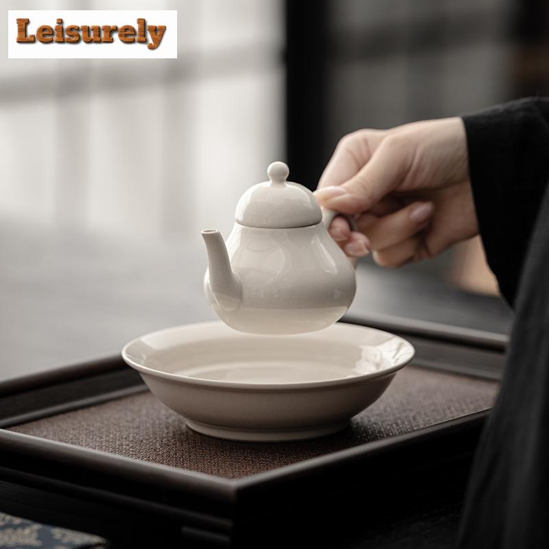 Tráva, dřevo, šedá glazovaná nádoba, držák na ložisko, ručně malovaný kaligrafický stůl na suchý čaj, tácek na ovoce, čajové předměty, příslušenství