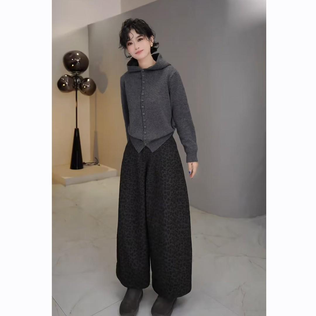 

2025 Women s Chic Winter Set: Sassy Hooded Cropped Puffer Jacket & Leopard Print Wide-Leg Pants 2XL (Recommended for 125-140 lbs)
