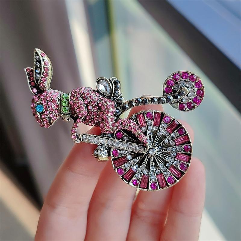 Medieval Pink Cute Animal Brooch Creative Diamond-Encrusted Bunny Cycling Pin Small Suit Accessories Corsage