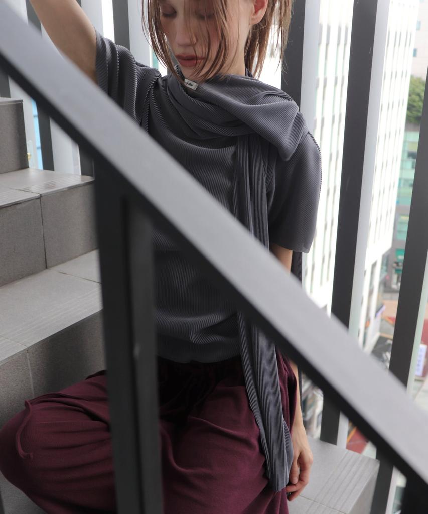 T.U.R.E Dual Wear Pleated Short Sleeve Scarf Set Dark Gray