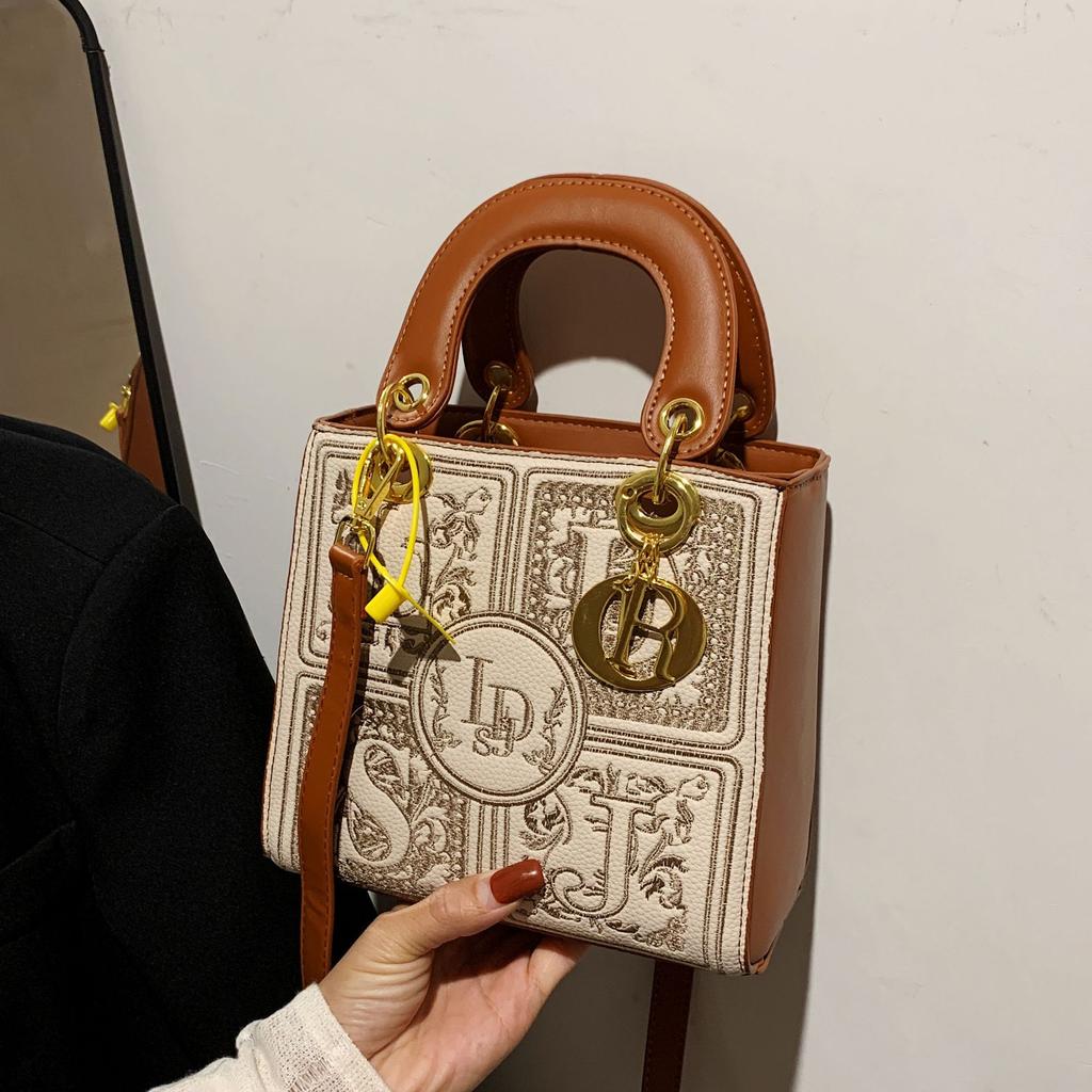 Retro Embroidery Ladies Handbag Fashion Splicing Collision Girls Shoulder Bag Light Luxury Hundred Slant Cross Bag
