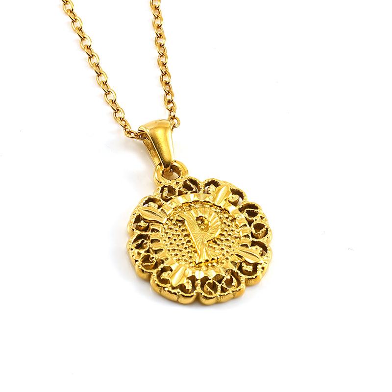 25 lat nowej mody tytanowa stal wisiorek z literą, łańcuszek na obojczyk, naszyjnik z okrągłym wytłaczanym wzorem, spersonalizowany wszechstronny dla mężczyzn i kobiet