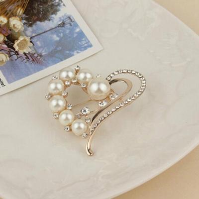 Damenmode, elegantes Temperament, schöne Pfirsich-Herz-Brosche