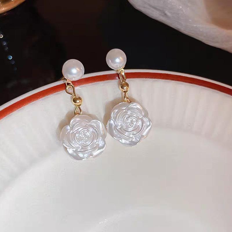 

Летние серьги-пусеты с камелией и жемчугом, Цветочная металлическая мода для женщин