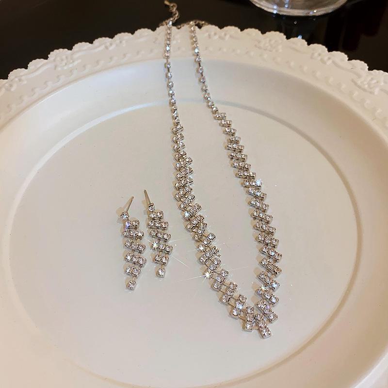 "High-End Luxury Drop Necklace and Earrings Set - European and American Niche Versatile Jewelry"