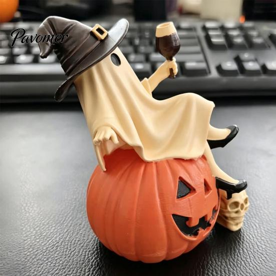 Halloween Party Tischdekorationen Niedliche Geisterfigur, Sitzend auf Kürbisstatue mit Hexe Lustige Regalpuppe Hut, Harz Tischplattenornament für