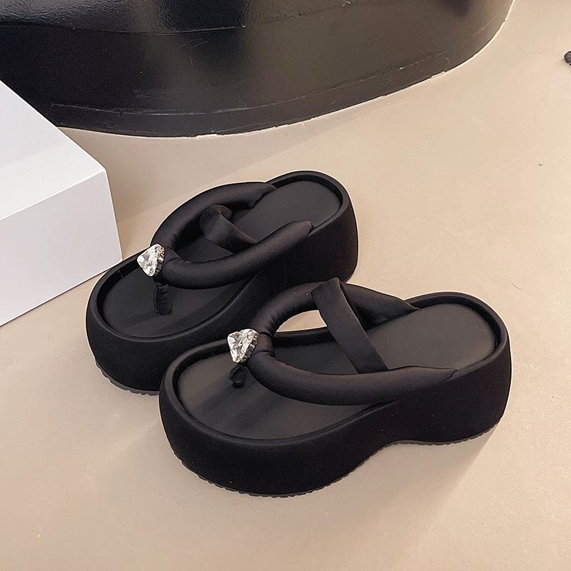 

Muffin thick-soled foot-pinching flip-flops women s non-slip cool slippers women s summer wear 2025 new toe beach sandals 40