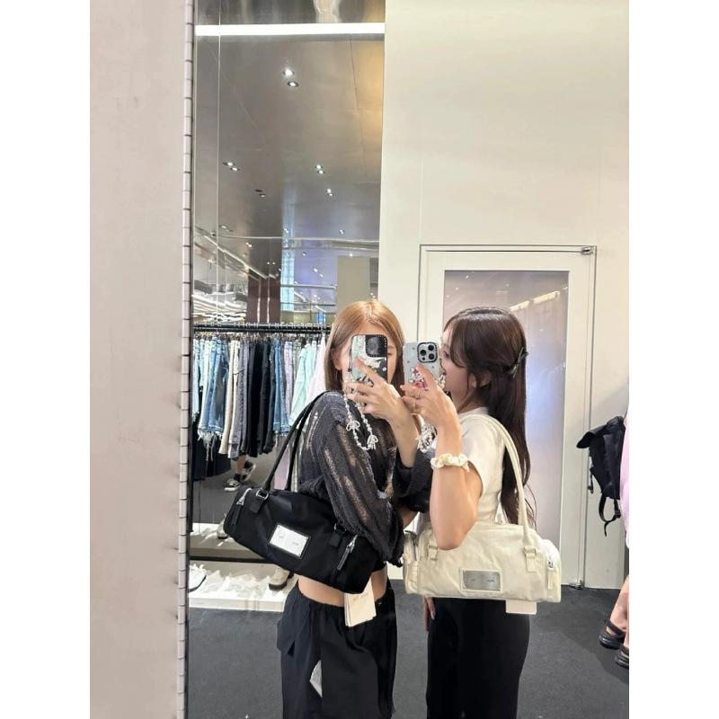 

Niche earphones, pillow bag, bowling bag, portable shoulder bag, underarm bag.
