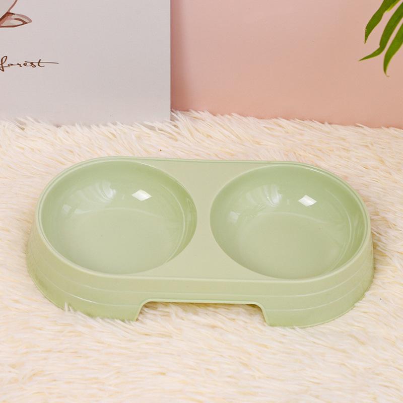 Plastikowe miski dla kota w kolorach cukierkowych i owalne podwójne miski dla zwierząt w kolorach makaronikowych
