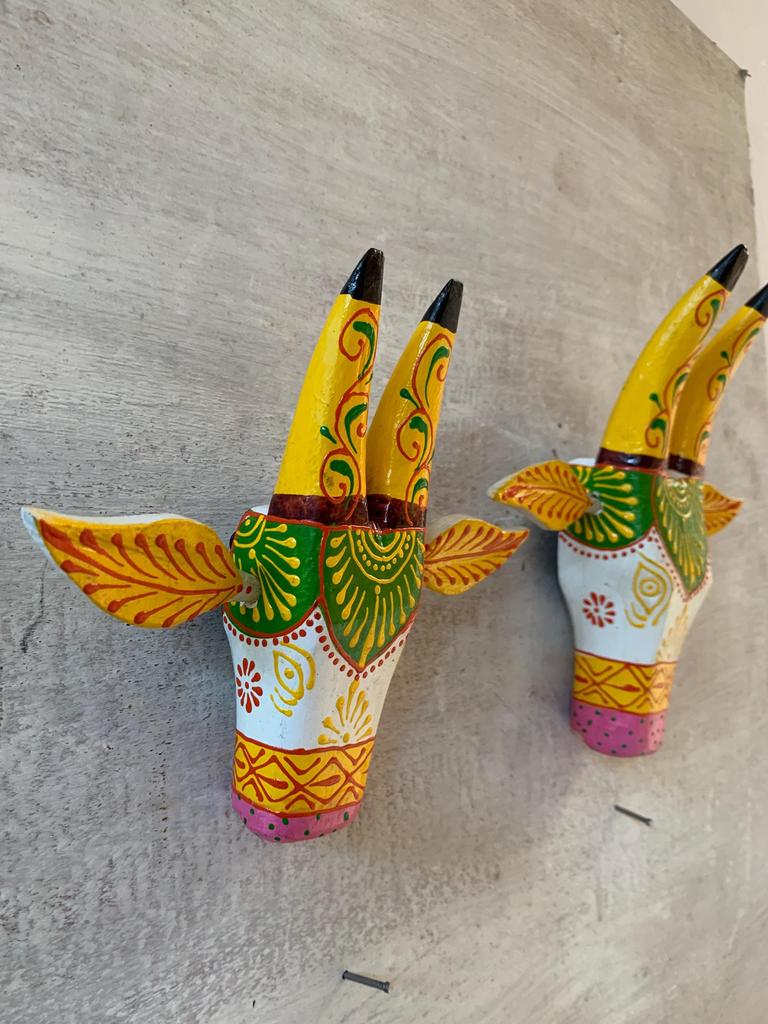 Hand-Painted Wooden Cow Head Wall Decor: Indian Farmhouse Art, Set of 2